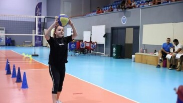 Lider Çerçioğlu minik atletleri voleybolla buluşturuyor