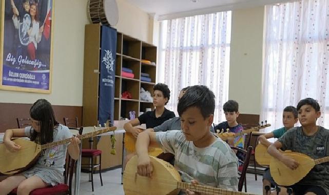 Lider Çerçioğlu’ndan Gençlere Kültürel Dayanak: Yaz Kurslarıyla Bağlama Öğreniyorlar