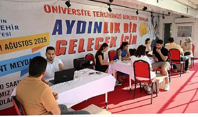 Lider Çerçioğlu’ndan Gençlere YKS Takviyesi: Tercih Tırı Üniversite Adaylarının Hizmetinde