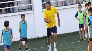 Profesyonel futbolcular geleceğin yıldızlarına hocalık yaptı