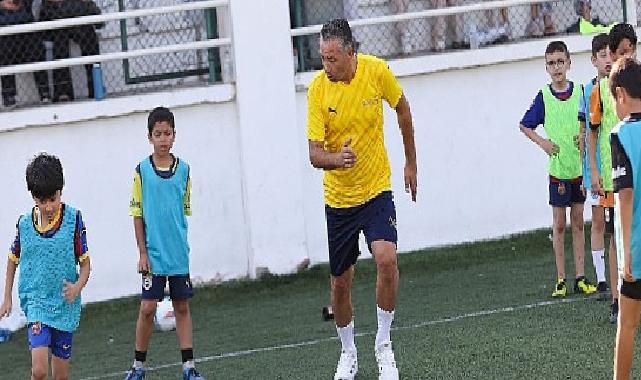 Profesyonel futbolcular geleceğin yıldızlarına hocalık yaptı