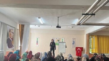TİKAV, ‘ÖNLEM AL, İNANÇTA KAL’ PROJESİ İLE 2025 YILI BOYUNCA 28 LOKASYONDA YAŞAYAN BAYANLARA ULAŞMAYI HEDEFLİYOR TİKAV, “Önlem Al, İnançta Kal” Projesi ile Kırsal Bölgelerde Yaşayan Bayanlara Afetlerden Korunma Eğitimi Veriyor