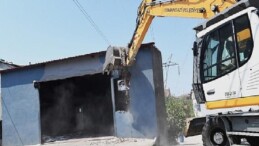 Yüksek tansiyon çizgisine yapılan kaçak iş yeri yıkıldı