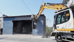 Yüksek tansiyon sınırına yapılan kaçak iş yeri yıkıldı