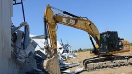 Akçalar’da 2 kaçak yapı yıkıldı