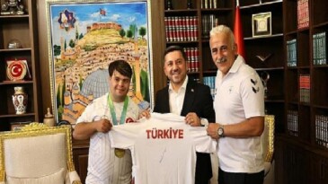 Avrupa Şampiyonu Ramazan Ünlü, Lider Arı’yı Ziyaret Etti