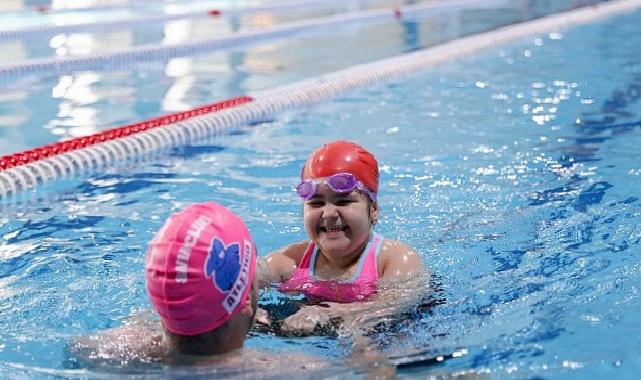 Buca’nın yıldızı Sporium yüzme kursları ile kapılarını açtı