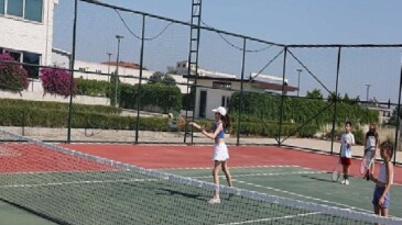 Büyükşehir Belediyesi Döşemealtı’nda yeni tenis kursu açtı