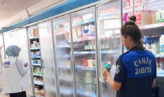 Canik Belediyesi Zabıta Müdürlüğü takımları, ilçedeki marketlerde satışa sunulan soğuk besin eserlerine yönelik kontrol gerçekleştirdi.
