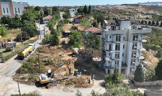 Çayırova’da riskli yapıların yıkımına başlandı