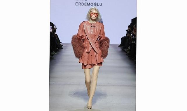 Cennetin Batısında, Bayanın İhtilali Başlıyor