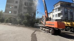 Derince’de ağır hasarlı binaya birinci kepçe vuruldu