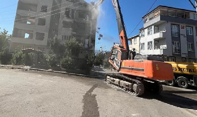 Derince’de ağır hasarlı binaya birinci kepçe vuruldu