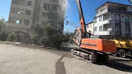 Derince’de ağır hasarlı binaya birinci kepçe vuruldu