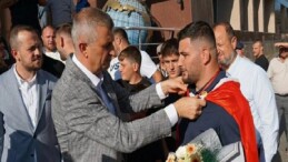 Gölcük Belediyesi Başpehlivanına Kutlama