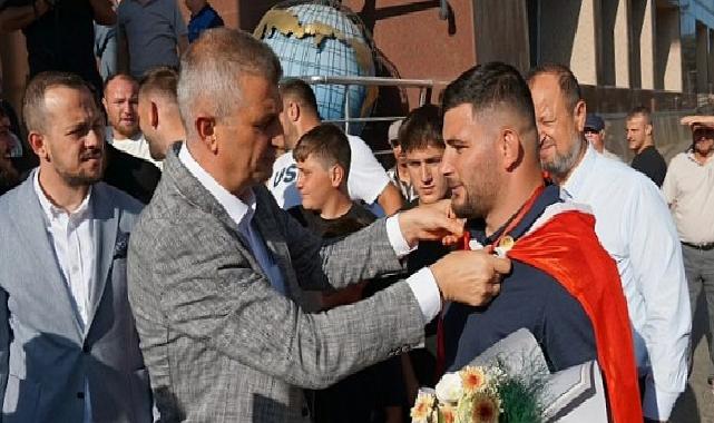 Gölcük Belediyesi Başpehlivanına Kutlama