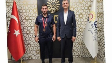 Gölcük Belediyespor pehlivanı Abdulrefik Öner başpehlivan oldu