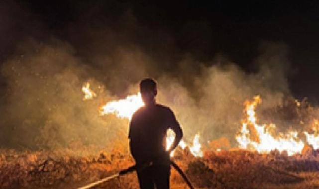 İzmir İtfaiyesi Buca’da başlayıp Gaziemir’e ulaşan yangına karşı siper oldu