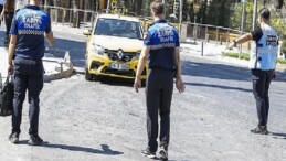 İzmir’de zabıta takımlarından yolcu kılığında taksi kontrolü