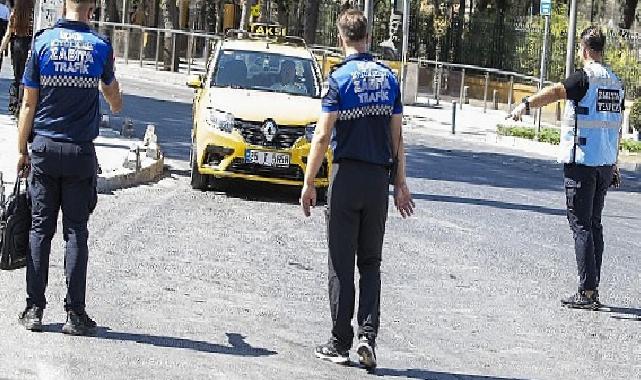 İzmir’de zabıta takımlarından yolcu kılığında taksi kontrolü
