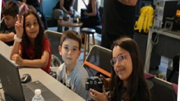 İzmirli çocuklar robotik dünyasıyla tanıştı