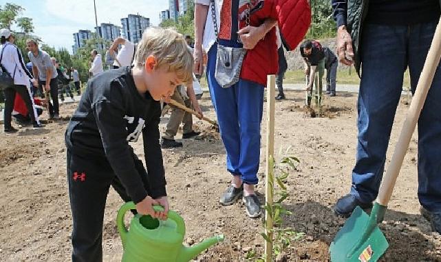 Karşıyaka’da çevre dostu iş birliği: 5 binden fazla fidan bağışlandı