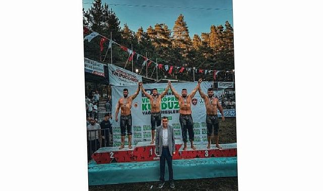 Kemer Belediye güreşçileri kürsüye çıktı