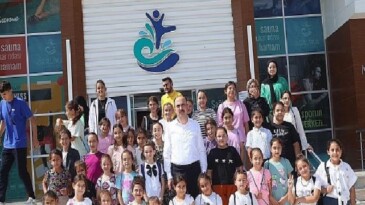 Lider Altay Yaz Tatilinde Yüzme Öğrenen Çocuklarla Buluştu