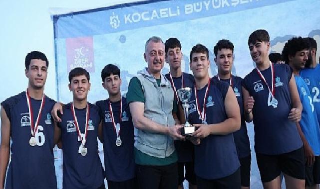 Lider Büyükakın, gençlerin gücüne ortak oldu; Plaj Şenlikleri Sekapark’ta başladı