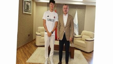 Lider Büyükakın İzmitli şampiyonu kutladı