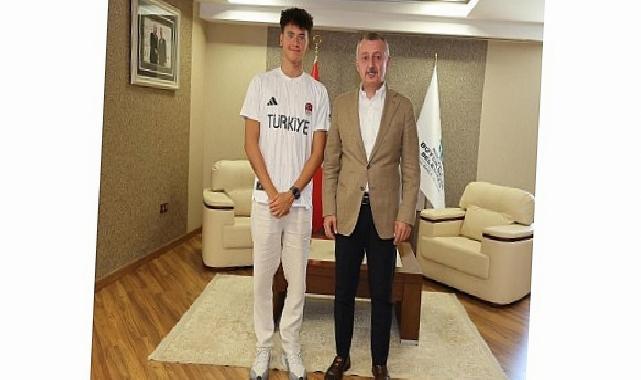 Lider Büyükakın İzmitli şampiyonu kutladı