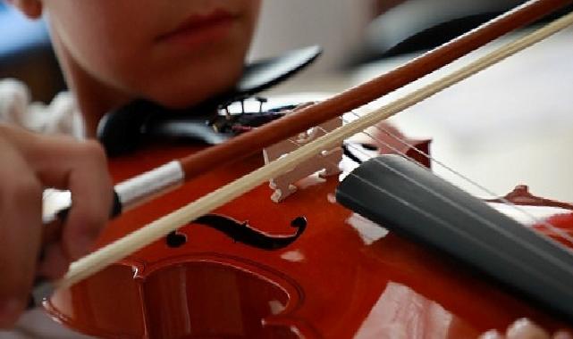 Lider Çerçioğlu ile Aydınlı minikler keman öğreniyor