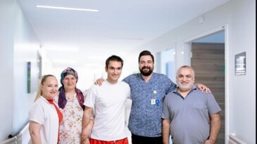 Motor kazası sonrası yatağa bağımlı kalır dendi, yürüyerek taburcu oldu