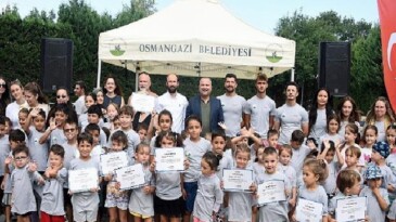 Osmangazi’de minikler yaz tatilinde yüzmeyi öğrendi