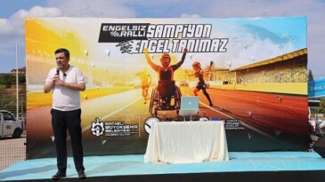 Özel bireyler, yarış pistinde sürüş tecrübesi yaşadı