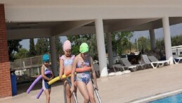 Özel bireyler yüzme kurslarıyla dolu dolu bir yaz geçiriyor