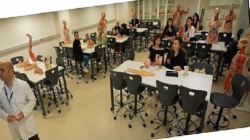 Tıp Fakültesi Dekanı Prof. Dr. Haydar Sur: “Yapay zekâ tabibin yerini alacak savı ne hekimliği ne de yapay zekâyı anlamamaktır!”