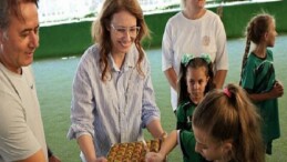 Abiş, minik atletler ve anneleriyle alanda buluştu