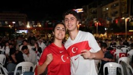 Ay-Yıldızlı coşku meydana sığmadı