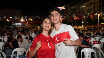 Ay-Yıldızlı coşku meydana sığmadı