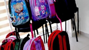 Bayraklı Belediyesinden öğrencilere kırtasiye ve kıyafet takviyesi