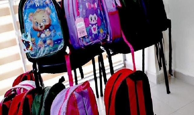 Bayraklı Belediyesinden öğrencilere kırtasiye ve kıyafet takviyesi