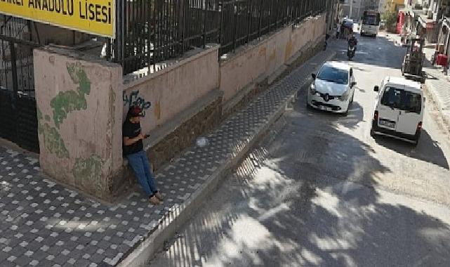 Bayraklı’da yol yenileme çalışmaları sürat kesmiyor