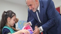 Canik Belediyesi Okula Başlayan Tüm Öğrencilerin Çanta ve Kırtasiye Setlerini Teslim Etti