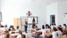 Çeşme Belediyesi’nden ilkokula başlayan öğrencilere beğenilen geldin armağanı