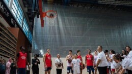 Corendon Turizm Kümesi ve ZİÇEV Çocukları, Anadolu Efes İdmanını Ziyaret Etti