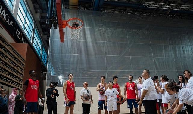 Corendon Turizm Kümesi ve ZİÇEV Çocukları, Anadolu Efes İdmanını Ziyaret Etti