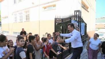 Dikili Belediyesi’nden minik öğrencilere eğitim seti dayanağı