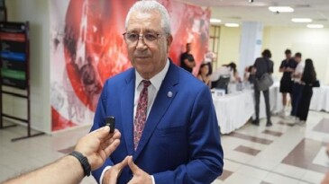 EÜ’de Rektör Prof. Dr. Budak çiçeği burnunda Egelilerin kayıt heyecanına ortak oldu