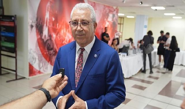 EÜ’de Rektör Prof. Dr. Budak çiçeği burnunda Egelilerin kayıt heyecanına ortak oldu